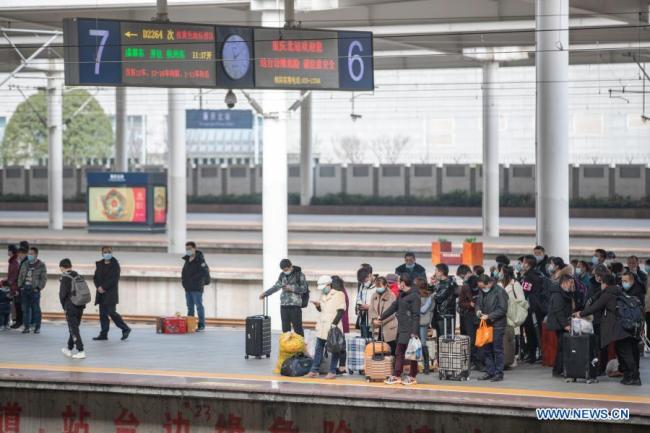 Cestující čekají na nástupišti na nádraží Chongqing-sever (Čchung-čching) ve městě Chongqing v jihozápadní Číně, 17. února 2021. Ve středu je poslední den Jarních svátků. Železniční nádraží vstoupila do špičky vracejících se cestujících a železniční oddělení Chongqing podniklo opatření, aby cestující mohli cestovat snadno a bezpečně. (Xinhua / Huang Wei)