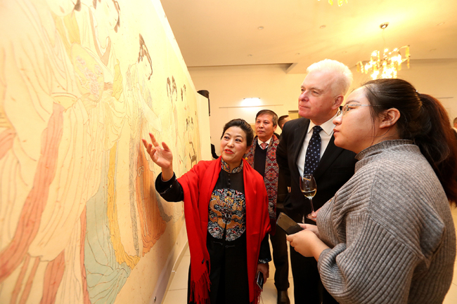 Chang Meijuan (Čchang Mej-ťüan, vlevo), zástupkyně umělců, kteří vytvořili vystavená umělecká díla, představila v úterý tradiční čínské obrazy slovenskému velvyslanci v Číně Dušanovi Bellovi. Fotografii poskytl deník China Daily.