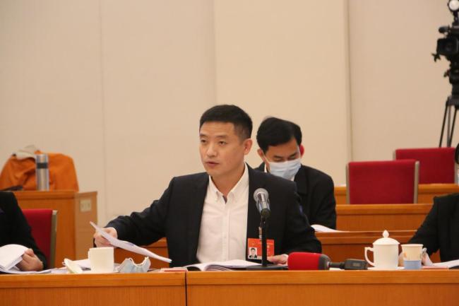 Na snímku je člen Všečínského shromáždění lidových zástupců (VSLZ) a člen stranického výboru letecké společnosti HNA Liao Hongju (Liao Chung-jü).