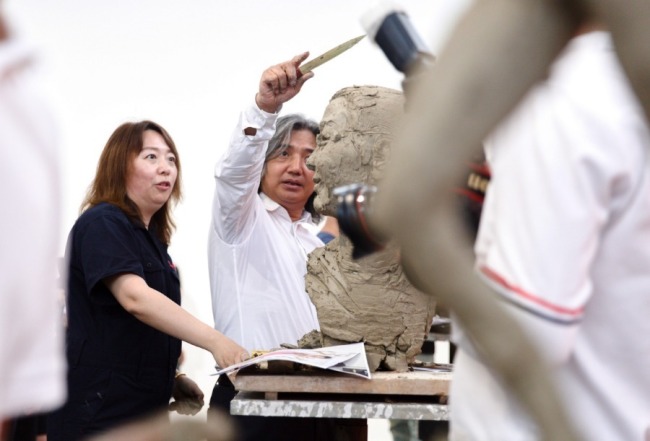 Wu Weishan dává pokyny na semináři k vytváření soch modelových pracovníků. Fotografie: Jiang Dong (Ťiang Tung) / deník China Daily.
