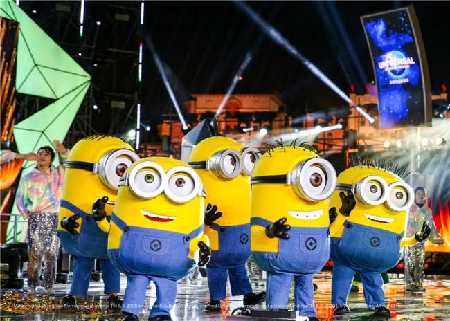 Na snímku jsou Mimoni na gala scéně 2021 v tematickém parku Universal Beijing Resort. [Fotografii poskytl deník China Daily]
