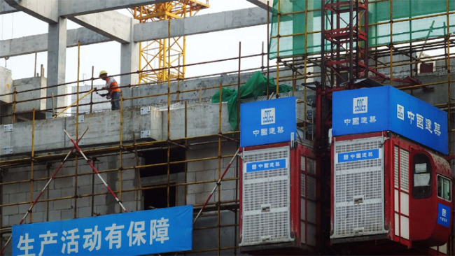 Snímek: Staveniště čínské státní stavební strojírenské společnosti, státní korporace, ve městě Yichang (I-čchang) v provincii Hubei (Chu-pej), Čína; 29. července 2020. / CFP