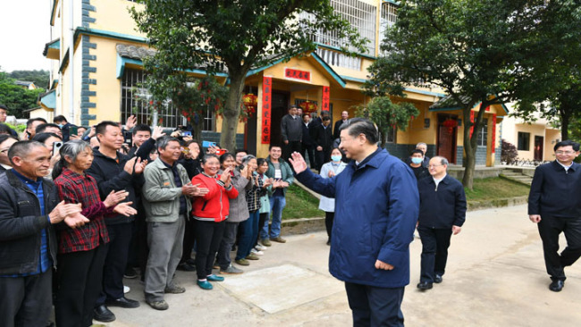 Snímek: Xi Jinping srdečně komunikoval s místními vesničany během své inspekce ve vesnici Maozhushan (Mao-ču-šan) ve městě Guilin (Kuej-lin); 25,dubna, 2021