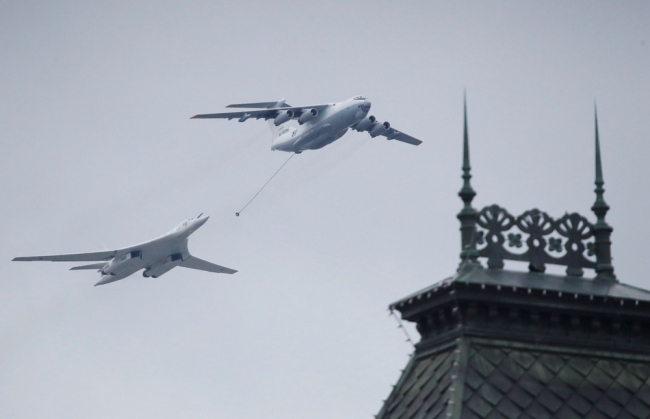 Ruské tankovací letadlo Il-78 předvádí tankování strategického bombardéru Tu-160 během průletu nad Rudým náměstím v ruské Moskvě; dne 9. května 2021. / Reuters
