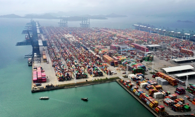 Kontejnerový terminál Yantian v Shenzhen v jihočínské provincii Guangdong v každodenním velkém shonu ve středu 5. května 2021. Tento přístav podle oficiálních dat v prvním čtvrtletí odbavil 3,67 milionů standardních kontejnerů (odpovídajících jako jednotka ekvivalent 20 stopového kontejneru). To je z roku na rok nárůst o 45,9 procenta.