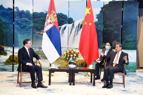 Člen čínské Státní rady a ministr zahraničí Wang Yi (první vpravo) se setkal se svým srbským protějškem Nikolou Selakovicem (vlevo) v Guiyangu, hlavním městě provincie Guizhou na jihozápadě Číny dne 29. května 2021. Fotografie: čínské ministerstvo zahraničních věcí