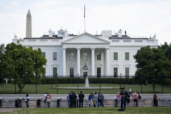 Návštěvníci u Bílého domu v Washingtonu, D.C., Spojené státy, 14. května roku 2021. (Xinhua/Liu Jie)