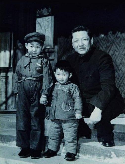 Xi Zhongxun, jeho syn Xi Jinping a Xi Yuanping (Si Jüan-pching) byli spolu v roce 1958.