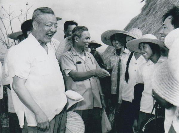 Od konce srpna do začátku září roku 1980 Xi Zhongxun (vlevo) mluvil s mládeží při inspekci v Zhanjiangu (Čan-ťiang) v provincii Guangdongu (Kuang-tung).