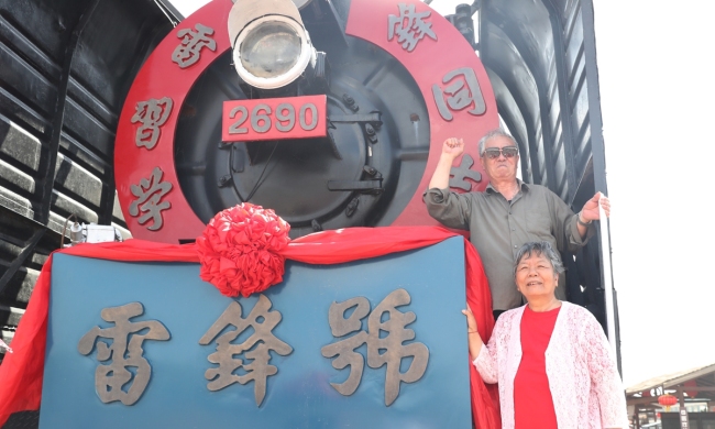 Turisté se předvádí před vlakem „Lei Feng“ na výstavě v Zhongwei v Chuejské autonomní oblasti Ningxia. Photo: cnsphoto