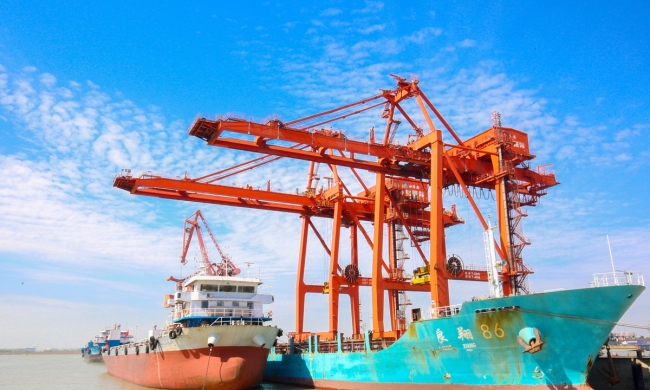 Nákladní loď 12. července vykládá zboží v přístavu Nantong ve východočínské provincii Jiangsu. V prvním čtvrtletí tok kontejnerů tímto přístavem meziročně narostl o 51,9 procenta na 115 500 standardních kontejnerů, přičemž množství kontejnerů v zahraničním obchodě vzrostlo o 136,1 procenta. Photo: CNSphoto