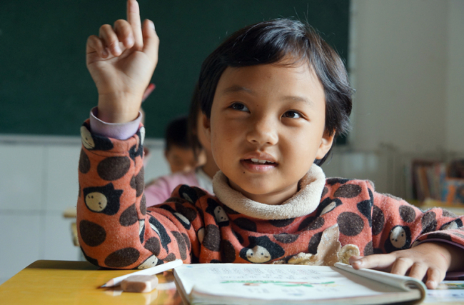 La prestación de ayuda contra la pobreza garantiza el futuro de los niños del pueblo Miao