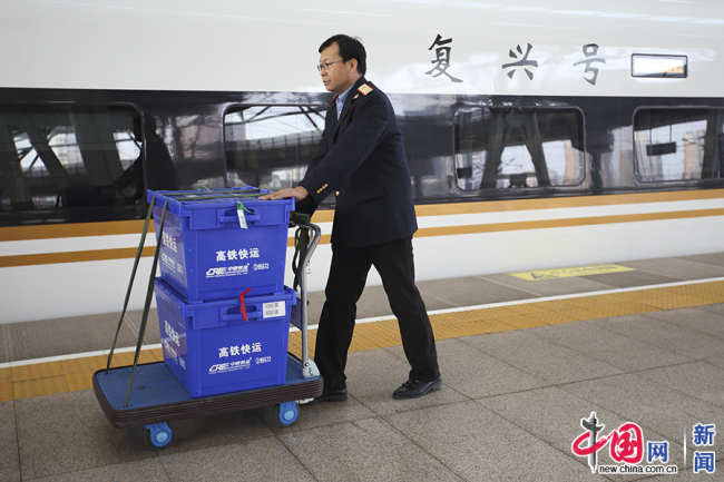 Trenes de alta velocidad ofrecen servicio de carga para festival de compras en línea en China