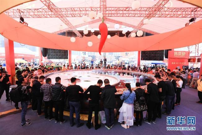 Sirven olla gigante de 13 toneladas en el festival de ollas calientes de Chongqing