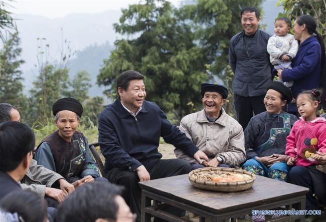 Xi Jinping conversa con aldeanos y cuadros locales en la aldea de Shibadong en el municipio de Paibi del distrito de Huayuan en la prefectura autónoma Tujia-Miao de Xiangxi, provincia de Hunan, en el centro de China, el 3 de noviembre de 2013. (Xinhua/Wang Ye)