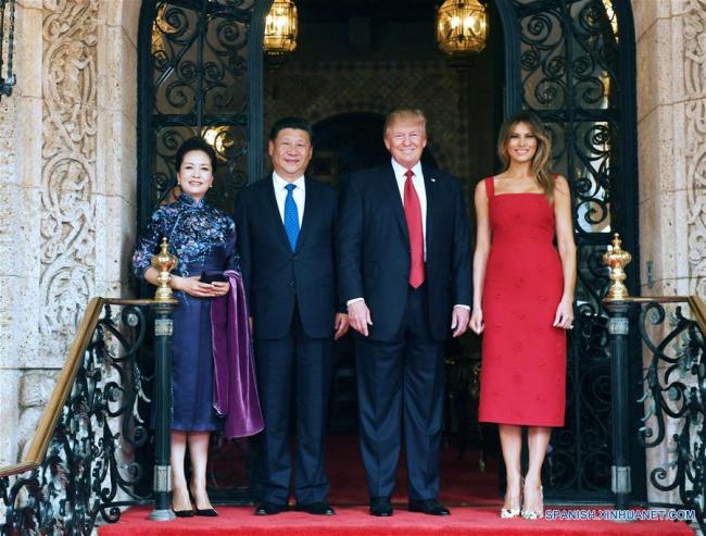 Xi Jinping y su esposa Peng Liyuan posan para una fotografía con el presidente de Estados Unidos Donald Trump y la primera dama Melania Trump, en la residencia de Mar-a-Lago, en Florida, Estados Unidos, el 6 de abril de 2017. (Xinhua/Rao Aimin)