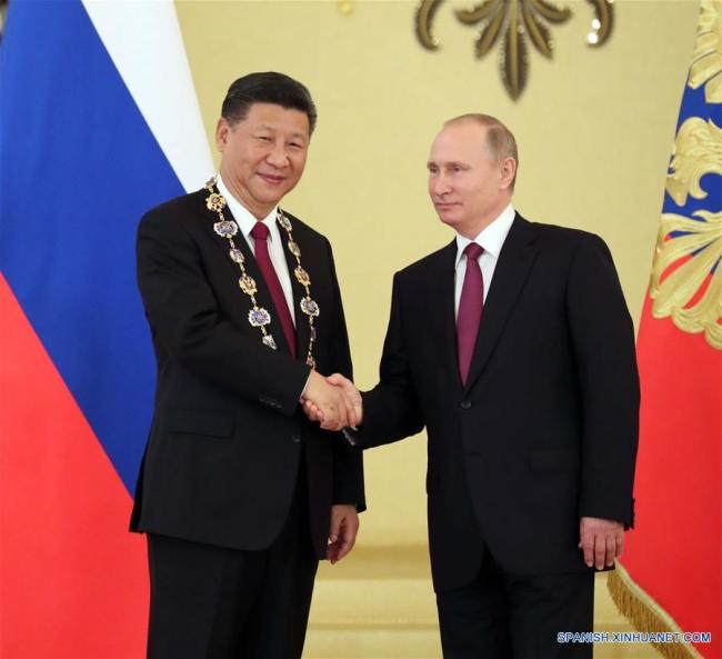 Xi Jinping es galardonado por su homólogo ruso Vladimir Putin con la orden más alta de Rusia, o la Orden de San Andrés el Apóstol, después de sus conversaciones en Moscú, Rusia, el 4 de julio de 2017. (Xinhua/Liu Weibing)