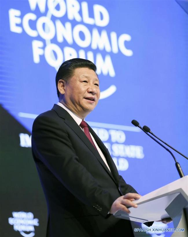 Xi Jinping pronuncia un discurso de apertura en la sesión plenaria inaugural de la reunión anual del Foro Económico Mundial 2017, en Davos, Suiza, el 17 de enero de 2017. (Xinhua/Lan Hongguang)