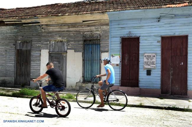Un pintor con raíces chinas marca una vieja localidad cubana