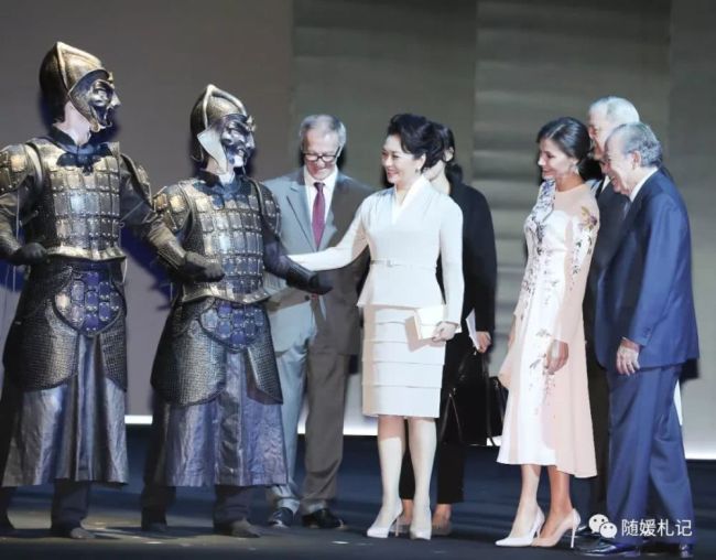 El 28 de noviembre, con la compañía de la reina Leticia, Peng Liyuan visitó el Teatro Real de España, situado en el centro de Madrid, y contemplaron el estreno iluminado de la ópera Turandot. 