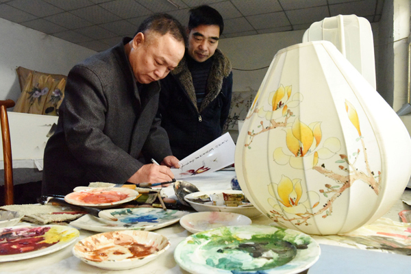 Li Banghua pintando en un farol. 