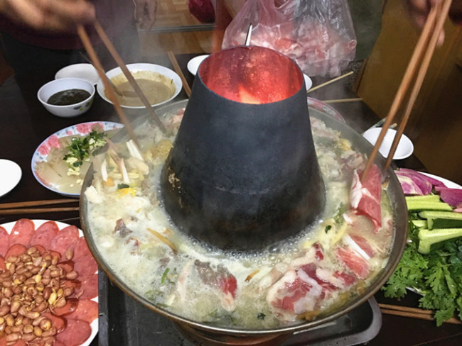 El sabor del viejo Beijing: la olla mongola de cobre