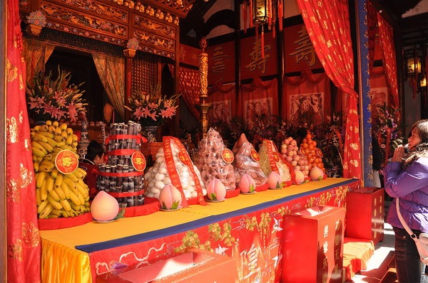 Ofrendas para el Señor de la ciudad en un templo de Chenghuang
