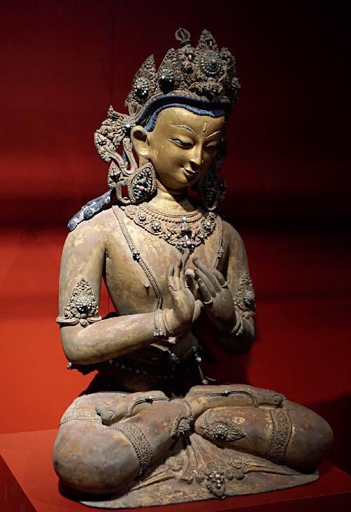 Estatua del bodhisattva Maitreya sentado.