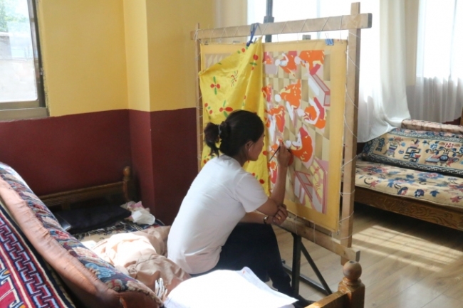 Estudiar y trabajar fuertemente la artesanía tibetana