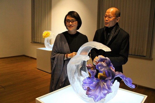 Expresar la cultura china a través del cristal esmaltado a color: La vida artística de Yang Huishan y Zhang Yi