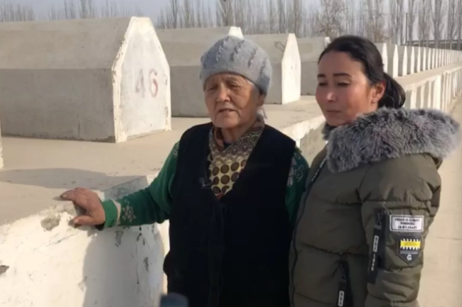 La madre de Aziz, Hepizem Nizamidin y su hermana Hvrlem Eysa visitan la tumba de su padre en el condado de Xayar, en la región autónoma uigur de Xinjiang, noroeste de China, el 8 de enero de 2020. / Foto de CGTN