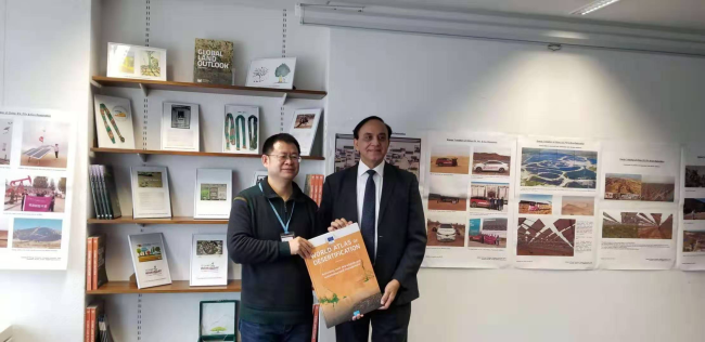 Pradeep Monga, Secretario Ejecutivo Adjunto de la Convención de las Naciones Unidas de Lucha contra la Desertificación, presentó el Atlas Mundial de la Desertificación al Dr. He Jijiang.