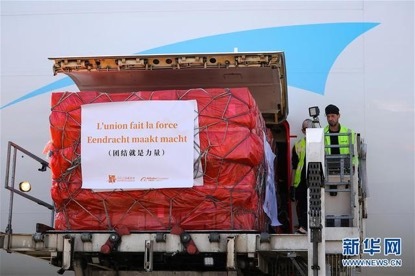 300.000 mascarillas de China llegaron al aeropuerto de Liege en Bélgica el 16 de marzo, hora local. (Xinhua/Zhang Cheng)