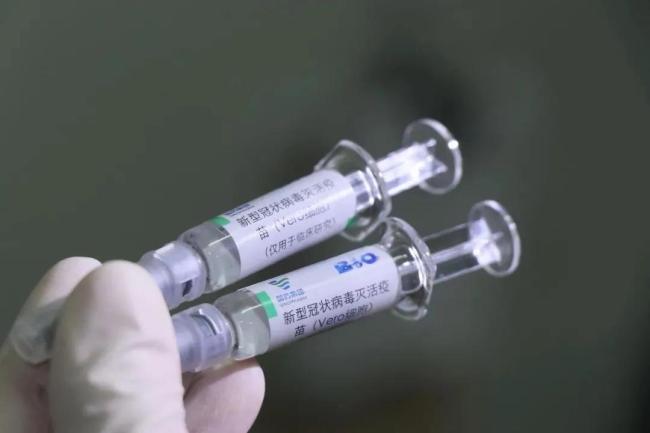 La Ĉina Nacia Farmacia Grupo (Sinopharm) ekspluatis la monde unuan senaktivigitan vakcinon.