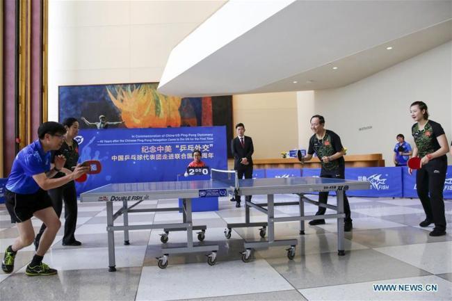 Un match amical organisé au siège des Nations Unies en commémoration de la « diplomatie du ping-pong » entre la Chine et les États-Unis, 45 ans après la première arrivée de la délégation chinoise du ping-pong à l'ONU, le 15 septembre 2017 à New York.