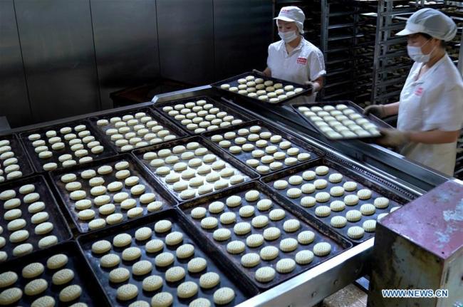 Des employées font des gâteaux de lune dans une entreprise dans l'arrondissement de Tongzhou, à Beijing, capitale de la Chine, le 27 septembre 2017. (Xinhua)
