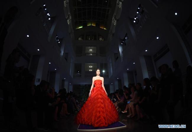 Un mannequin présente une création lors du défilé de mode Haute Couture de Guo Pei à Beijing, capitale chinoise, le 27 septembre 2017. (Xinhua/Luo Xiaoguang)