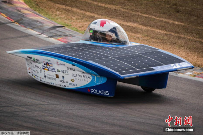 Départ d'une course de voitures à énergie solaire dans le désert australien