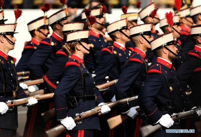 Des soldats participent à un défilé organisé à l'occasion de la fête nationale, à Madrid, capitale espagnole, le 12 octobre 2017. L'Espagne a organisé jeudi un défilé traditionnel à Madrid pour célébrer sa fête nationale. (Photo: Guo Qiuda)
