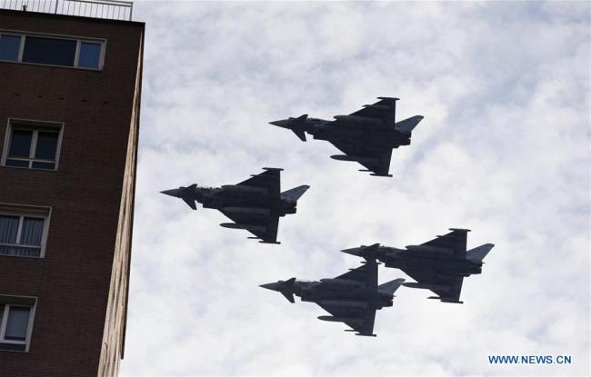 Des avions de chasse de l'armée de l'air espagnole survolent un défilé organisé à l'occasion de la fête nationale, à Madrid, capitale espagnole, le 12 octobre 2017. L'Espagne a organisé jeudi un défilé traditionnel à Madrid pour célébrer sa fête nationale. (Photo: Guo Qiuda)