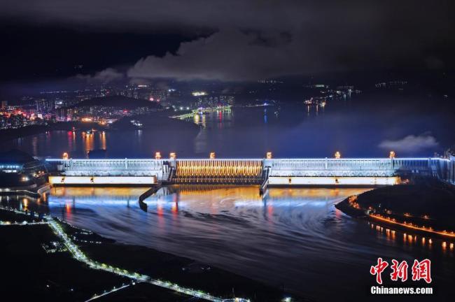 Photo prise le 17 octobre à Yichang, dans la province chinoise du Hubei, montrant une vue nocturne du barrage des Trois Gorges. Ce dernier est maintenant illuminé la nuit, offrant à la vue un magnifique paysage nocturne.