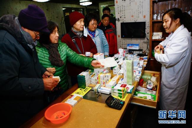 Des personnes âgées bénéficient de médicaments au centre de service et d’assistance aux personnes du troisième âge dans le quartier résidentiel Pengpu au district Jing’an à Shanghai. Créé en décembre 2013, ce centre polyvalent fournit repas, assistance médicale et service de volontariat pour les personnes âgées. 