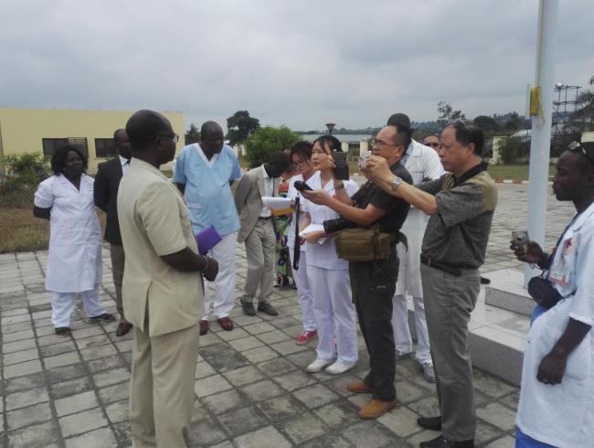 Milandou Emmanuel (au premier rang à gauche), directeur du bureau de coopération international du ministère de la Santé de la République du Congo, se souvient du moment de l’inauguration le 30 mars 2013 (Photographe : Zhang Jingjun)
