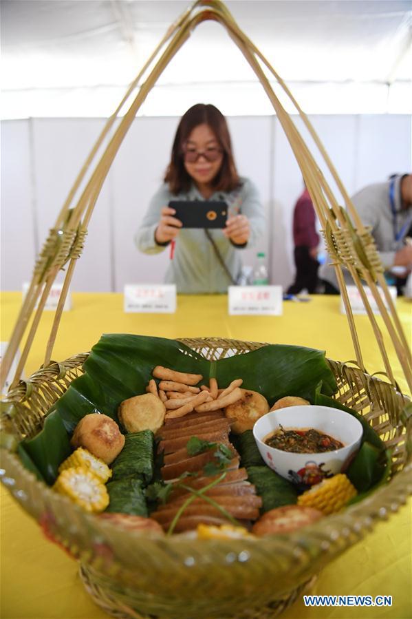  Concours culinaire dans le district autonome Mulao de Luocheng, région autonome Zhuang du Guangxi, dans le sud de la Chine, le 6 novembre. Un total de 210 mets ont été exposés lors du concours. (Photo : Lu Bo'an)