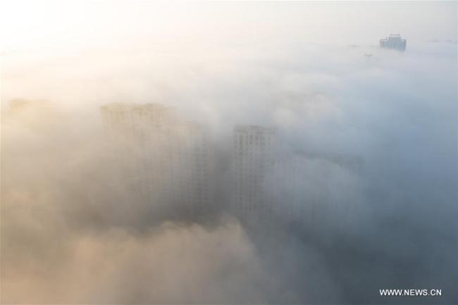 Des bâtiments enveloppés par un brouillard d'advection dans l'arrondissement de Shangyu, à Shaoxing, dans la province chinoise du Zhejiang (est), le 9 novembre 2017. (Photo : Weng Xinyang)