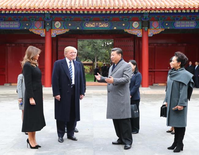 Le président chinois Xi Jinping et son épouse Peng Liyuan accompagnent le président américain Donald Trump et son épouse Melania lors d'une visite à la Cité Interdite à  Beijing, le 8 novembre 2017. [Photo / Xinhua]