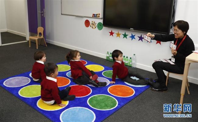 Des élèves, vus dans une salle de classe en chinois de l'École primaire Wade, le 7 novembre à Londres, au Royaume-Uni.