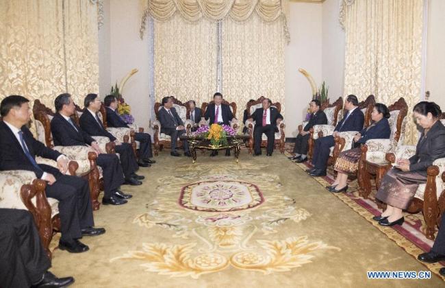 Le président chinois Xi Jinping rencontre l'ancien président du Laos