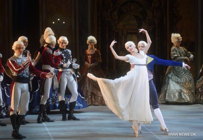 Le Ballet du Théâtre Mikhaïlovsky de Saint-Pétersbourg (Russie) donne "les Flammes de Paris", à Beijing, le 18 novembre 2017. (Photo : Jin Liangkuai)