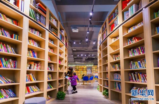 Des lecteurs lisent dans une librairie située dans le centre des jeunes à Hohhot, en Mongolie-Intérieure, le 22 novembre 2017. La librairie Rusi, qui possède plus de 1000 m2 et conserve environ 100 000 livres, vient d’ouvrir ses portes gratuitement au public.